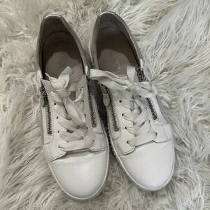 Gabor sneakers Sz 8 versatile white sneakers perfect to any occasion